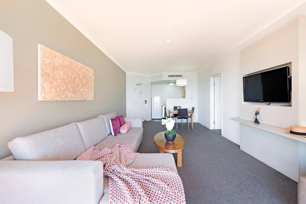 Apartment Sundrenched And Scenic With Sprawling Water Views *