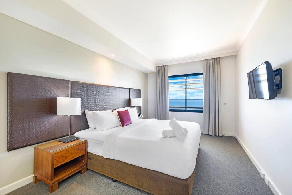 Apartment Sundrenched And Scenic With Sprawling Water Views *