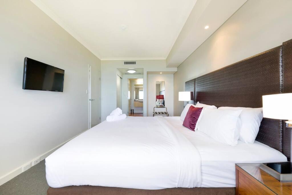 Sundrenched And Scenic With Sprawling Water Views Apartment *